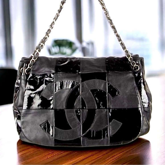 CHANEL Black lambskin and patent quilted leather CHANEL Brooklyn Bag "Retired" - Picture 6 of 16